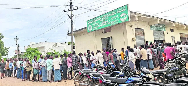 పొద్దుపొద్దున్నే గోదాంల వద్దకు..