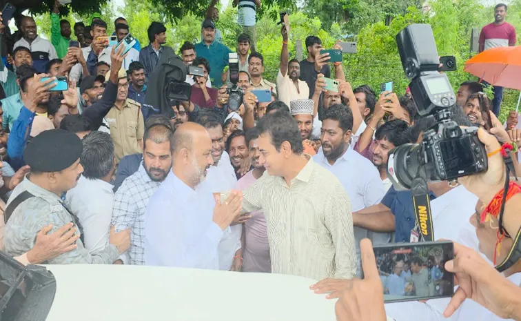 కేటీఆర్‌, బండి సంజయ్‌ ఆలింగనం