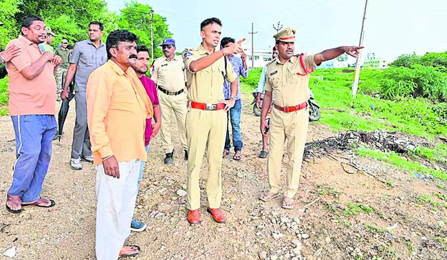 అత్యవసరమైతేనే బయటకు రావాలి