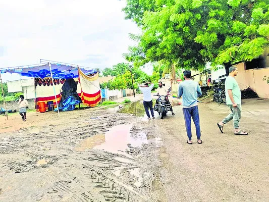 వినాయక ప్రతిమ ఏర్పాటులోనూ రాజకీయం