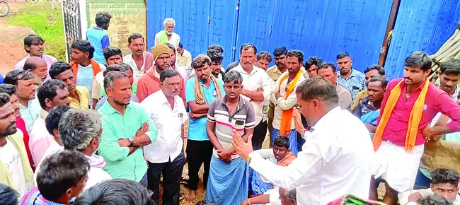 ఎరువుల కోసం రైతన్నల నిరసన