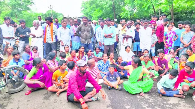 కల్వర్టు నిర్మించాలని అంతర్రాష్ట్ర రహదారిపై రాస్తారోకో