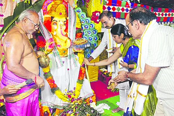 వినాయకునికి ప్రత్యేక పూజలు చేసిన ఎస్పీ దంపతులు