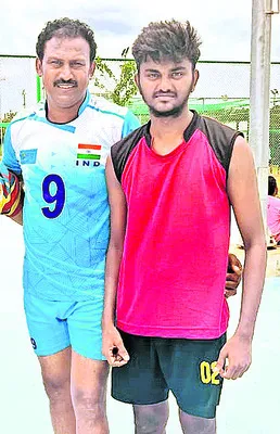 జాతీయ వాలీబాల్‌ పోటీలకు ఇద్దరు ఎంపిక 