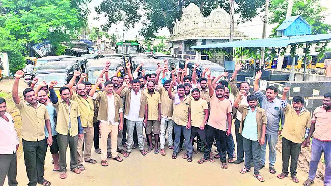 రోడ్డెక్కిన ఆటోడ్రైవర్లు 