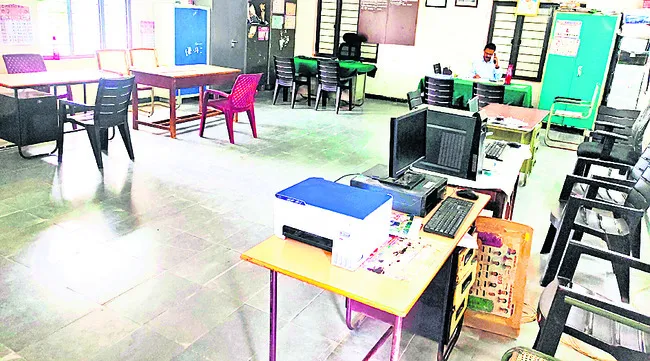 ‘సమయపాలన పాటించని అధికారులు’