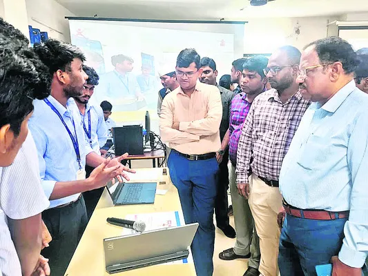 సాంకేతిక విద్యపై పట్టు సాధించాలి