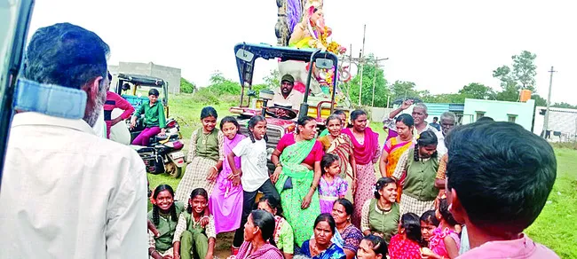 నిరసనల మధ్య గణనాథుడి నిమజ్జనం 