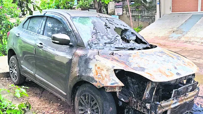 మూడు కార్లకు నిప్పు