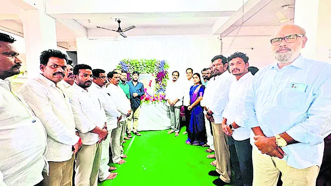 కన్నబాబుకు అరకు ఎంపీ పరామర్శ