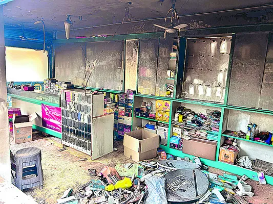 మొబైల్ షాపు దగ్ధం