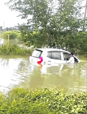 లైన్ ఇన్స్పెక్టర్ను కాపాడిన జీఎంఆర్ సిబ్బంది