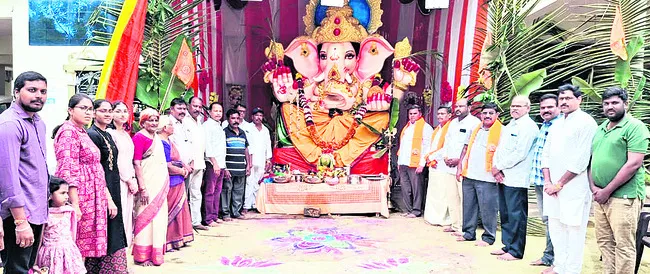 జెడ్పీలో గణనాథునికి చైర్మన్ పాపిరెడ్డి పూజలు