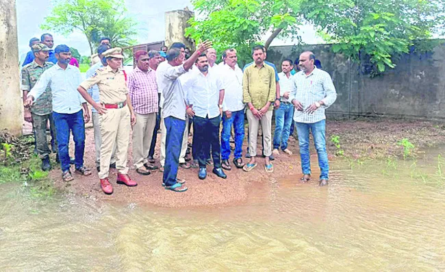మాటలు చెప్పొద్దు.. పనులు చేయాలి