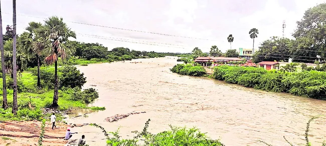 పొంగిపొర్లిన వాగులు, వంకలు