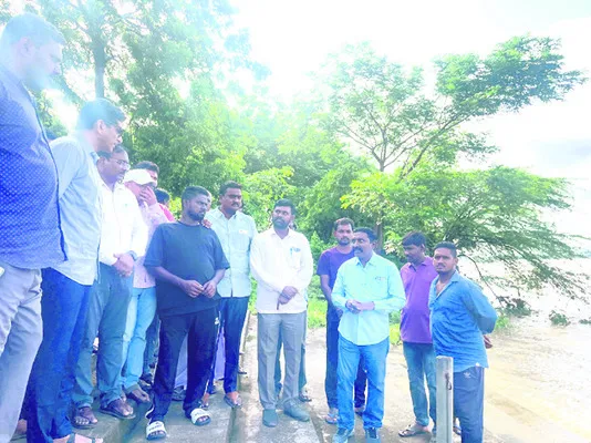 అధికారులు అందుబాటులో ఉండాలి