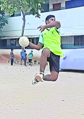 బీచ్ హ్యాండ్బాల్లో బెస్ట్ అటాకర్ ఆసిఫుల్లాబేగ్..