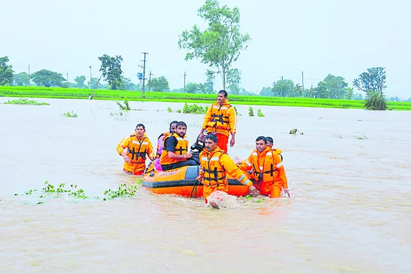 ప్రాణాలకు తెగించి.. కాపాడి