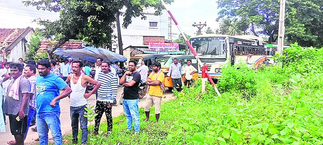 రోడ్డు మధ్య నిలిచిపోయిన లారీ..