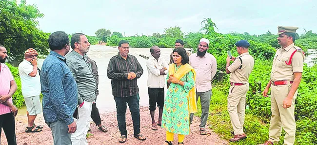 పర్యవేక్షిస్తున్న ప్రజాప్రతినిధులు, ఉన్నతాధికారులు