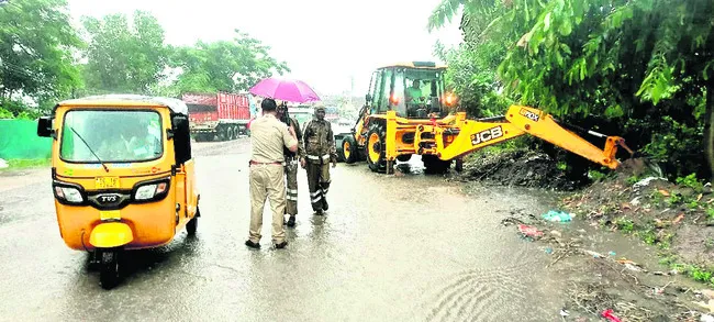 సహాయక చర్యల్లో పోలీసులు