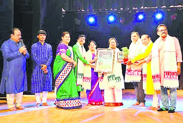 ఇనుపకుర్తి ‘బిముగ్ద సమ్మాన్’తో సత్కారం