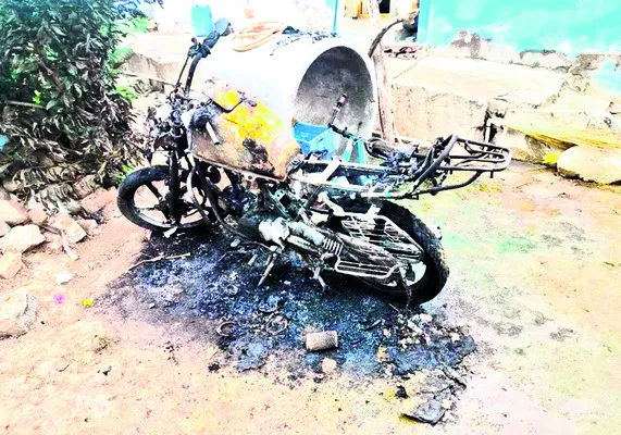 ద్విచక్ర వాహనానికి నిప్పు 