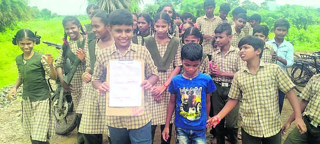 బురద రోడ్డుపై నడవలేకపోతున్నాం