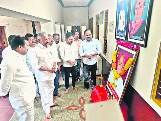 మృతుడి కుటుంబీకులకు మాజీ మంత్రి పరామర్శ