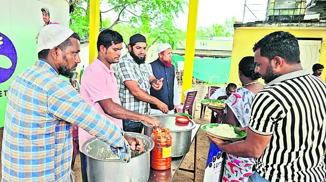 వాహనాల డ్రైవర్లు, క్లీనర్లకుభోజన సదుపాయం