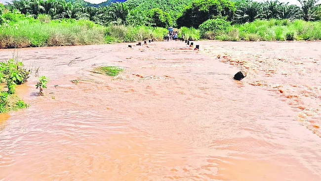 పొంగిన నదులు.. ఇబ్బందుల్లో గిరిజనులు