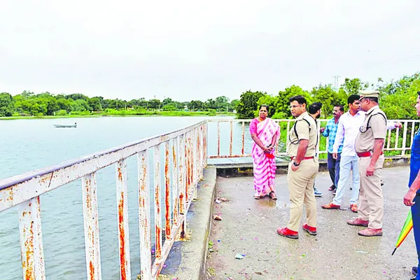 ప్రశాంతంగా ఉత్సవాలు జరుపుకోవాలి