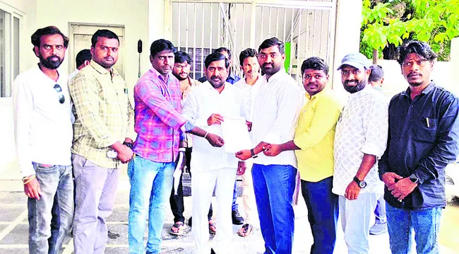హామీలు అమలు చేసేలా ఒత్తిడి తేవాలి