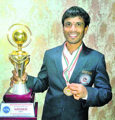 టీ అందించే స్థాయి నుంచి..