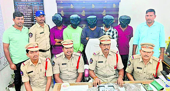 గంజాయి వినియోగిస్తున్న ఐదుగురి అరెస్ట్