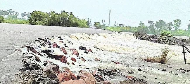 ఉప్పొంగిన వాగులు.. 