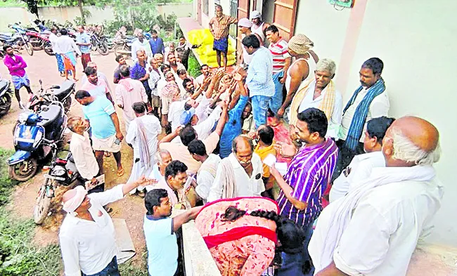 యూరియా కోసం రైతులు అగచాట్లు