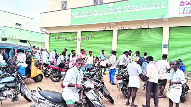 వీడని