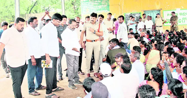 యూరియా కోసం రైతుల ఆక్రందన