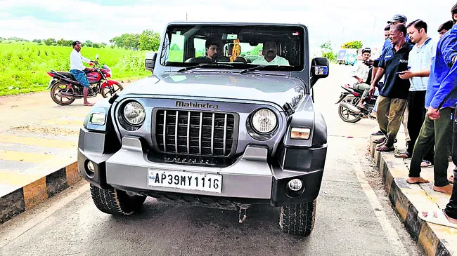 TDP leader Srinivasa Reddy travelling in a jeep after the attack