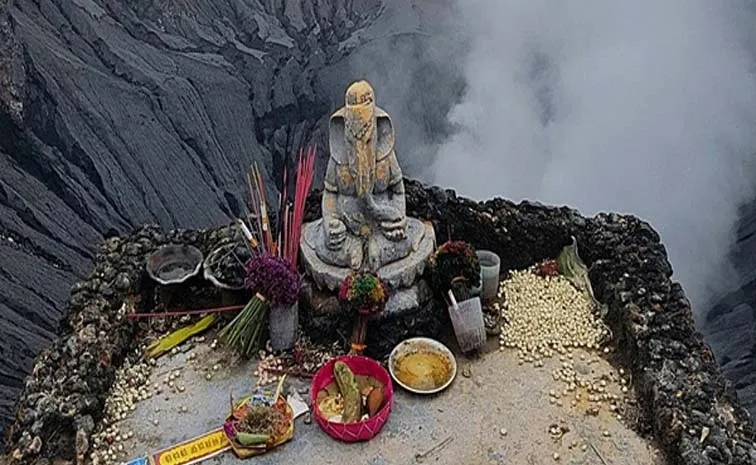 అగ్నిపర్వతంపై విఘ్ననాయకుడు! 700ఏళ్ల గణపతి ఎక్కడో తెలుసా?