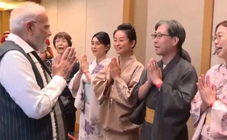 Gayatri mantra as pm modi gets spiritual welcome