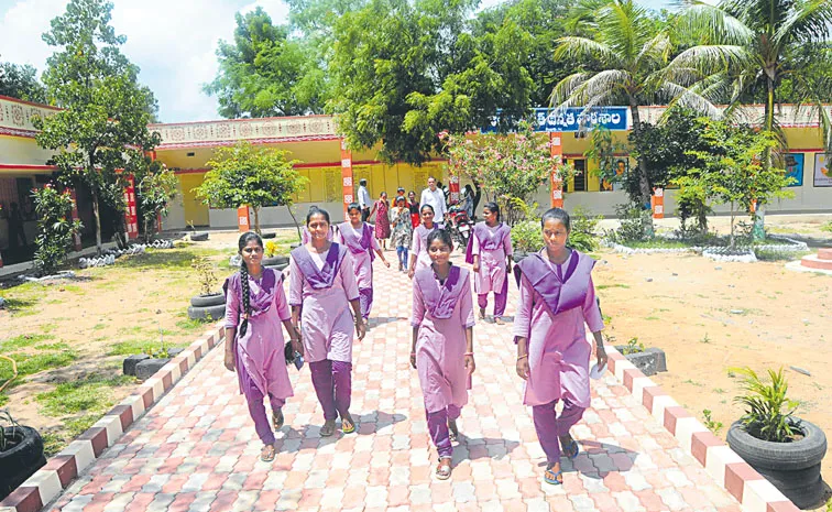 ప్రైవేటుదే ఏలు‘బడి’!