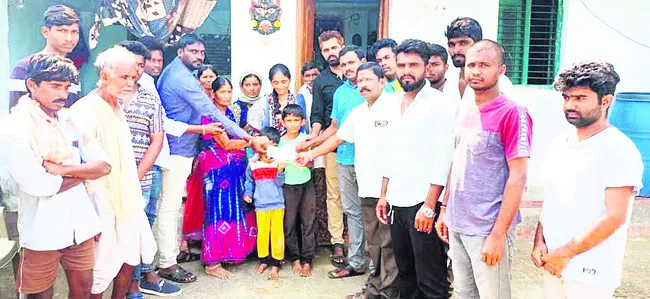 ఆపదలో ఆదుకుంటున్న ‘మిత్రమండలి’