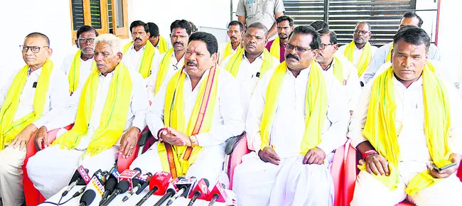ఆదివాసీ దినోత్సవాన్ని ఘనంగా నిర్వహించాలి