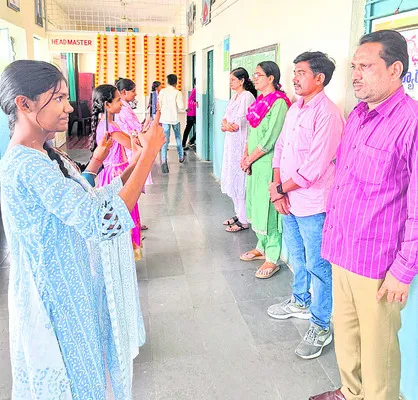 ● బడికి పరుగులు పెట్టిన ఉపాధ్యాయులు