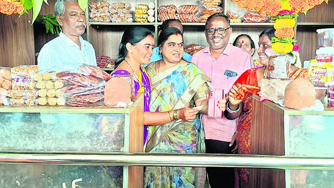 ‘వన్ స్టేషన్.. వన్ ప్రొడక్ట్’ స్టాల్ ప్రారంభం