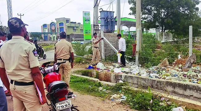 ప్రైవేట్ భూమిపై వాలిన ‘పచ్చ’ గద్దలు