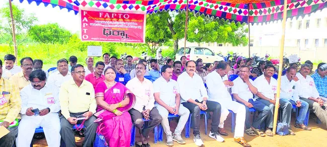 రోడ్డెక్కిన ఉపాధ్యాయులు 