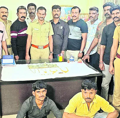 చోరీ కేసులో ఇద్దరి అరెస్ట్